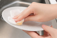 食器を拭いている様子