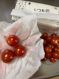 野菜の水切りにキッチンペーパーを使っている様子