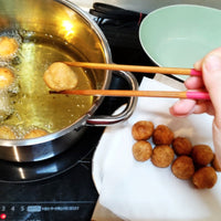 揚げ物の油切りにキッチンペーパーを使っている様子