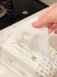 キッチンペーパーをハンドタオル代わりに使っている様子